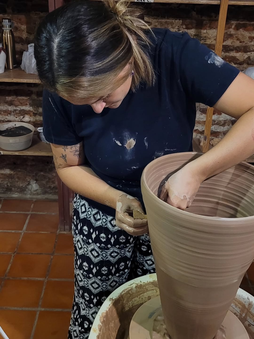 Detalle del trabajo de alfarería en torno