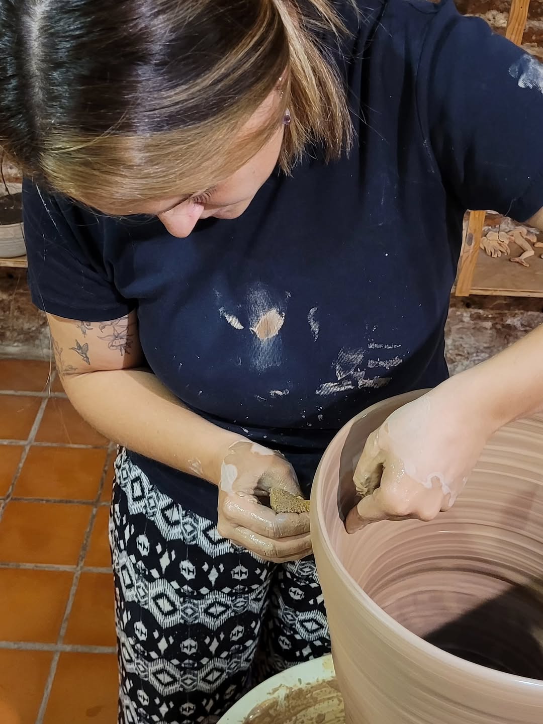 Agostina modelando el interior de una pieza grande
