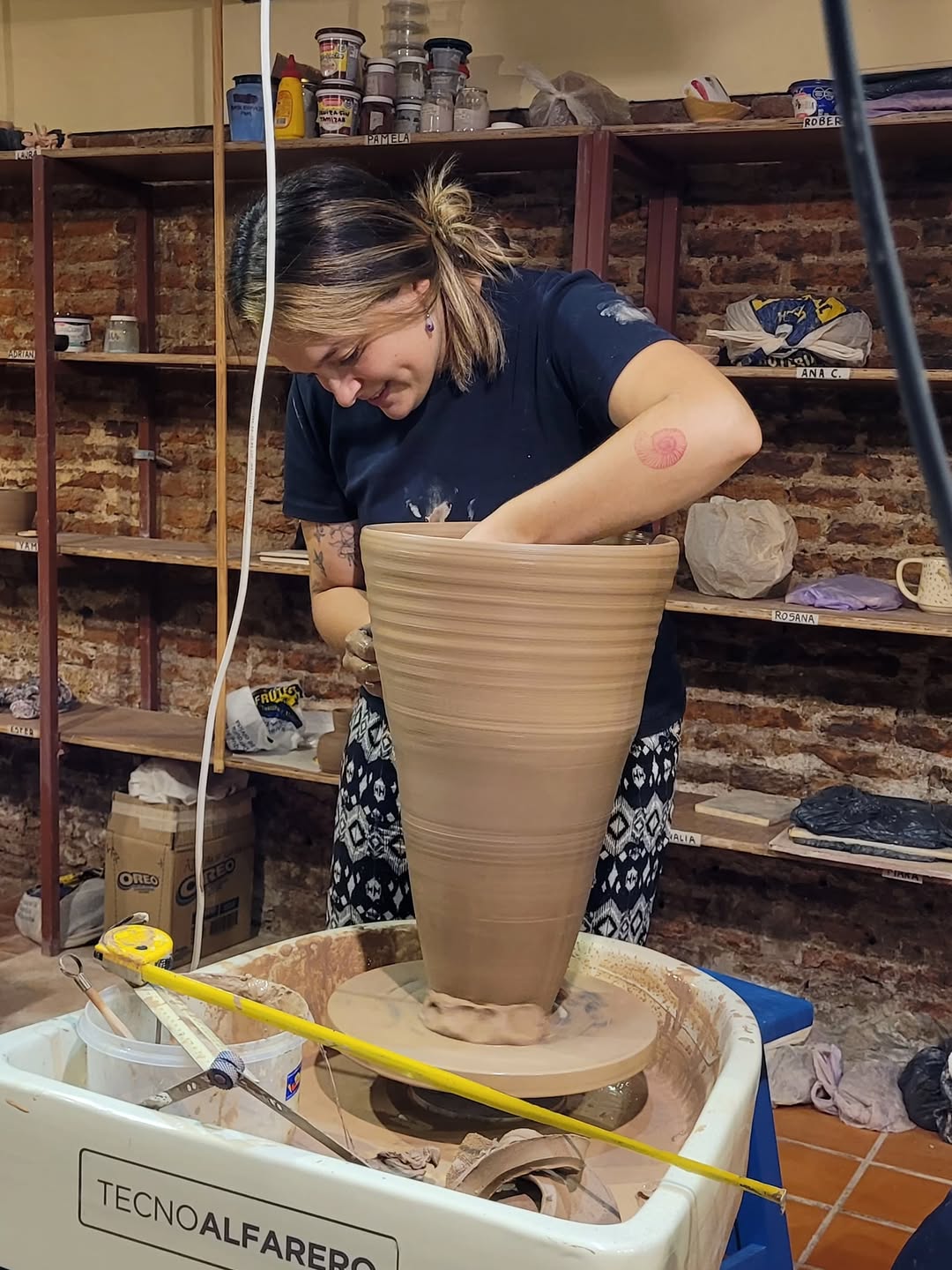 Agostina trabajando en el taller de aw ceramica
